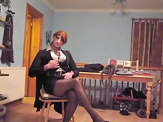 Purtând un costum sexy negrese mini fustă