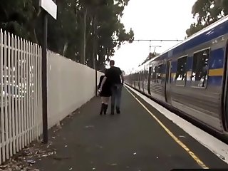 Principiante pareja follando en el tren