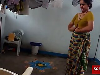 Ομοεθνείς with τριχωτή μασχάλες wears saree after bath