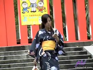 日本人与穿着和服的可爱少女进行胸部鲨鱼动作